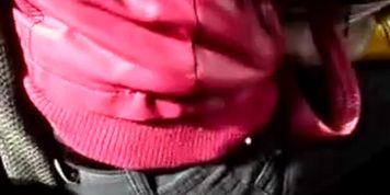 Touch a la chica de chaleco rosa