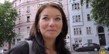 HUNT4K. Ramassage reussi et sexe pour de largent avec une jolie jeune femme