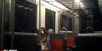 mostrando, empalmado en el metro 19