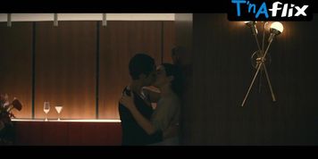 Britne Oldford Lesbian Scene  in Dead Ringers