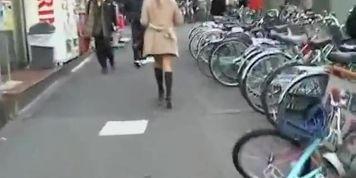 Woman with nice ass followed by a sneaky skirt sharker