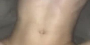 White-skinned girl fucks hard(Beyaz tenli s&uuml;t gibi k?z? inleterek sikiyor)