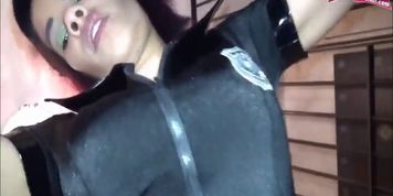 Deutsche Ebony polizistin fickt gefangenen