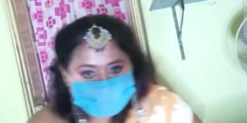 indian bbw mona bhabhi playing with big tits