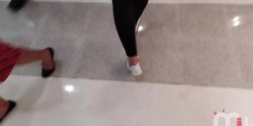 The girl I met at the mall has the biggest clitoris I've ever seen. (Monica Lima)