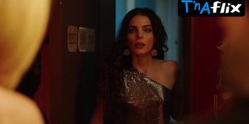 Julia Konrad Sexy Scene  in Paraiso Perdido