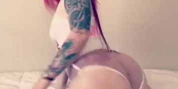 Twerks her White Bubble Butt