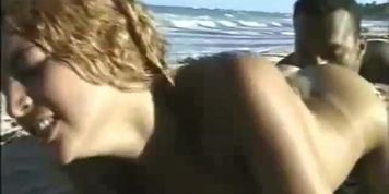 Loirinha rabuda  linda e gostosa gemendo e gozando dando a bucetinha e o cusinho bem gostoso na praia