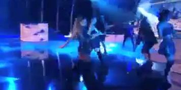 Ariana Grande cantando sexy