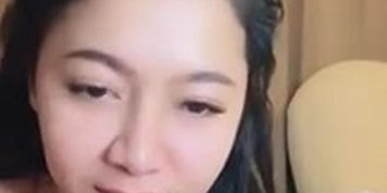 Bokep Indo Karin Host Cantik Colmek Sambil Zoom Memek