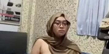 Konten Bu Guru Salsa Selalu Bikin Kita Ingin Ngocok (Alison Webb)