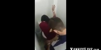 Novinha Fudendo No Baheiro