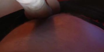 Maman dort j'utilise sa cr&egrave;me pour les seins sur ma grosse bite pour jouir