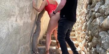 Risky public blowjob and cumshot in crowded city