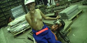 SMOKE IT BITCH - Little Kim smokes in factory