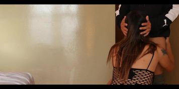 I wait for the amazon delivery man in sexy dress, he fucks me while my husband is not at home (Sexo casero)