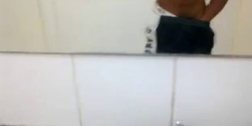 Piss e Punheta no Banheiro