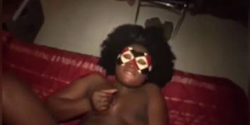 Bella troia nera lo prende in culo