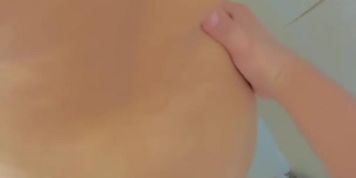 Eu vou para o banheiro enquanto minha meiairmã de 18 anos está tomando banho (ANGELA WHITE)
