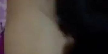 Novinha gostosa gemendo e gozando pro papai