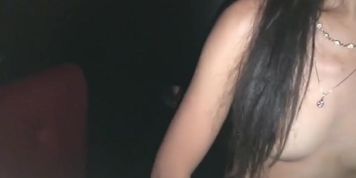 Putinha casada  gostosa gemendo e gozando dando a bucetinha e o cusinho bem gostoso na casa de suiwg