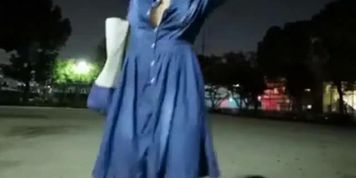 se desnuda y se masturba en la calle