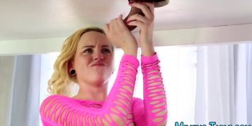 Alluring masseuse spunked - video 1