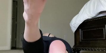 Soles pose