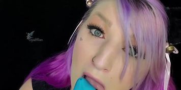 chica neko toma enorme consolador anudado