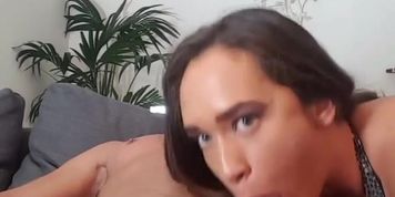 Puta chupa verga y se monta encima con su culo grande (Briana Banderas)