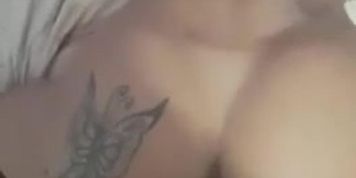Morena rabuda dando o cuzinho