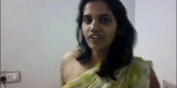 INDIAn Call Girl Aunty Show her Busty Boobs to Customer