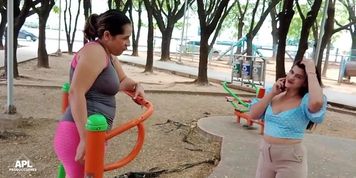 Maduras lesbianas calman su calentura lami&Atilde;&copy;ndose, meti&Atilde;&copy;ndose los dedos y frotando sus xnxx