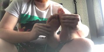 5 minutes of my perfect meaty soles being tickled
