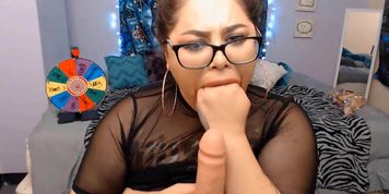 Slutty plump chick who likes sex toys and ready to play
