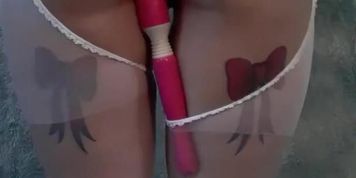 SPANKING MY ASS WHILE I VIBE MY PUSSY AND POUR CANDLE WAX ALL OVER!