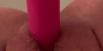 Hairy milf cums with vibrator in bathtub 