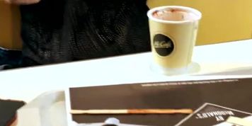 MILF exhibe ses seins au mcdonalds