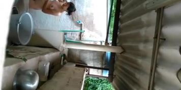 pados ki larki ka secret shower
