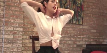 Sophie bajandose las bragas