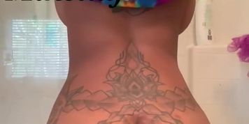 Ebony bathroom shake