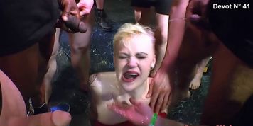 Blowbang slut gets facial
