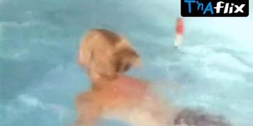 Natalya Korennaya Butt,  Bikini Scene  in Zhizn - Pole Dlya Okhoty