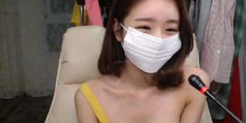Korean camgirl tries on different outfits