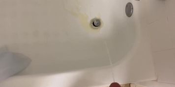 Desperate piss in the bathtub 