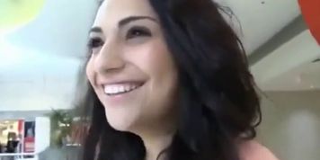 Pendeja muestra las tetas en publico