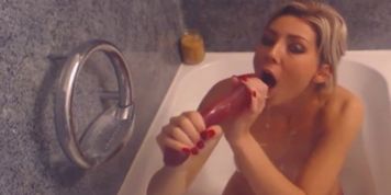 blonde dildo bath upload to dl