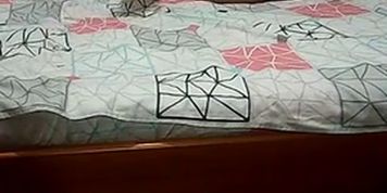 Ella descansa de su trabajo pero su marido la folla