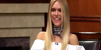 Lauren Scruggs Removes Hand