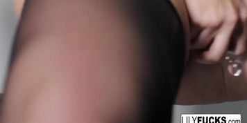 Lily Puts A Dildo In Her Ass (Lily Carter)